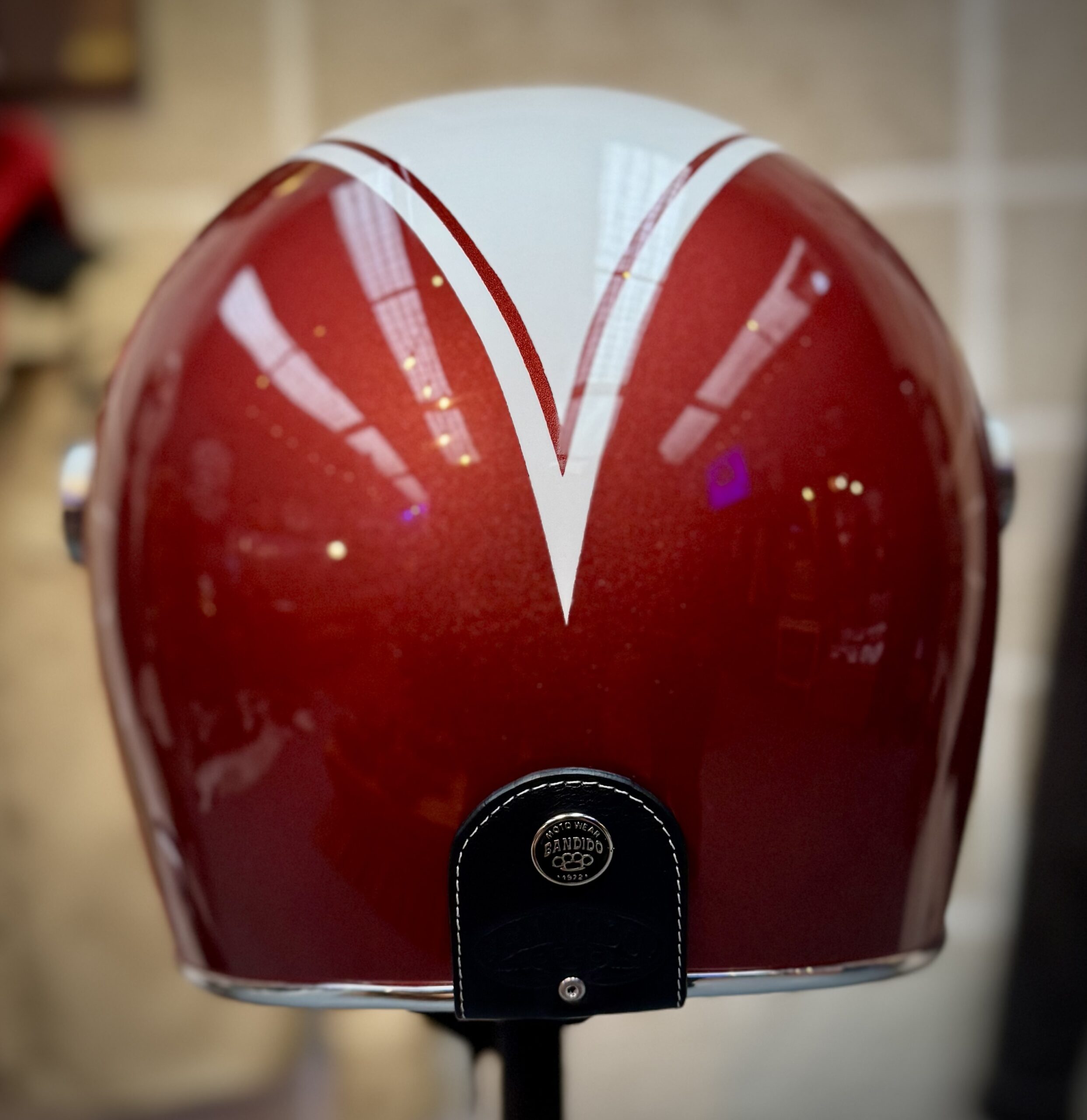 Casco Bárbaro - blanco y vino tinto + visor plano abatible - Image 4