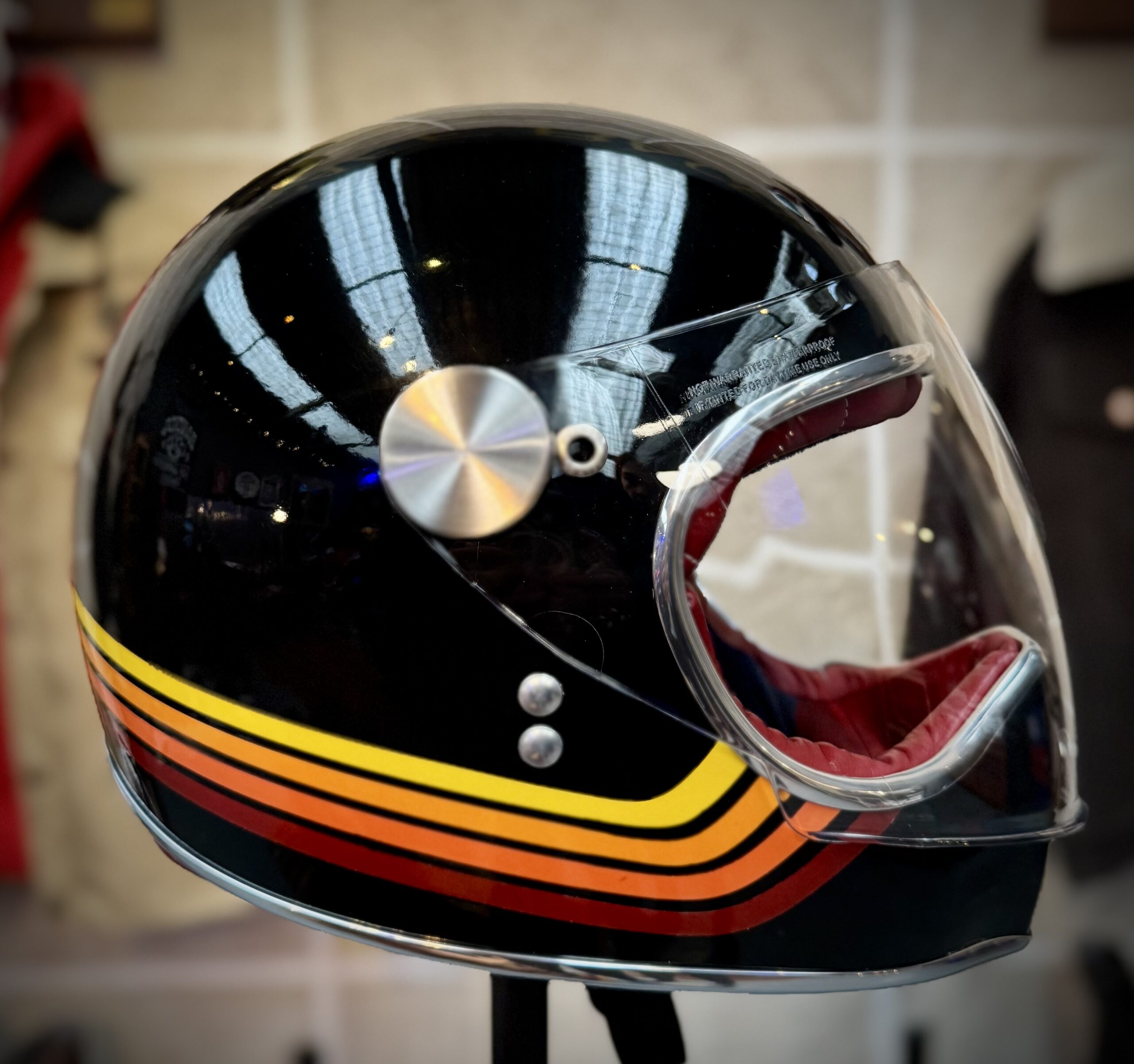 Casco Coyote negro - líneas 80s + visor plano abatible