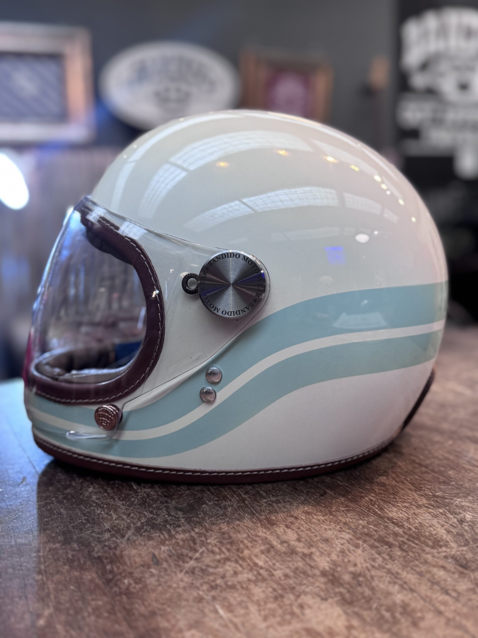 Casco Bárbaro Crema líneas curvas + Visor plano abatible - Image 5