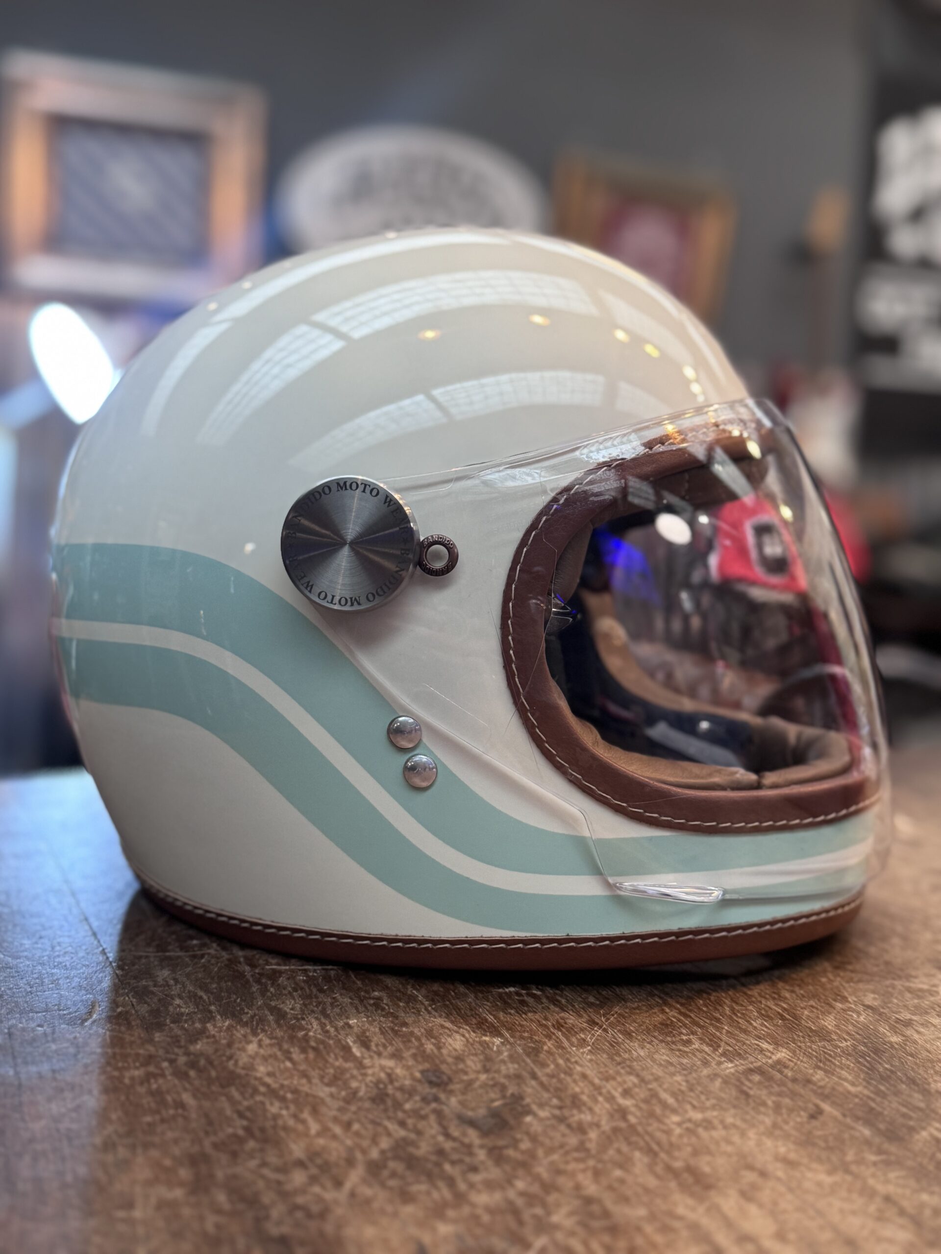 Casco Bárbaro Crema líneas curvas + Visor plano abatible