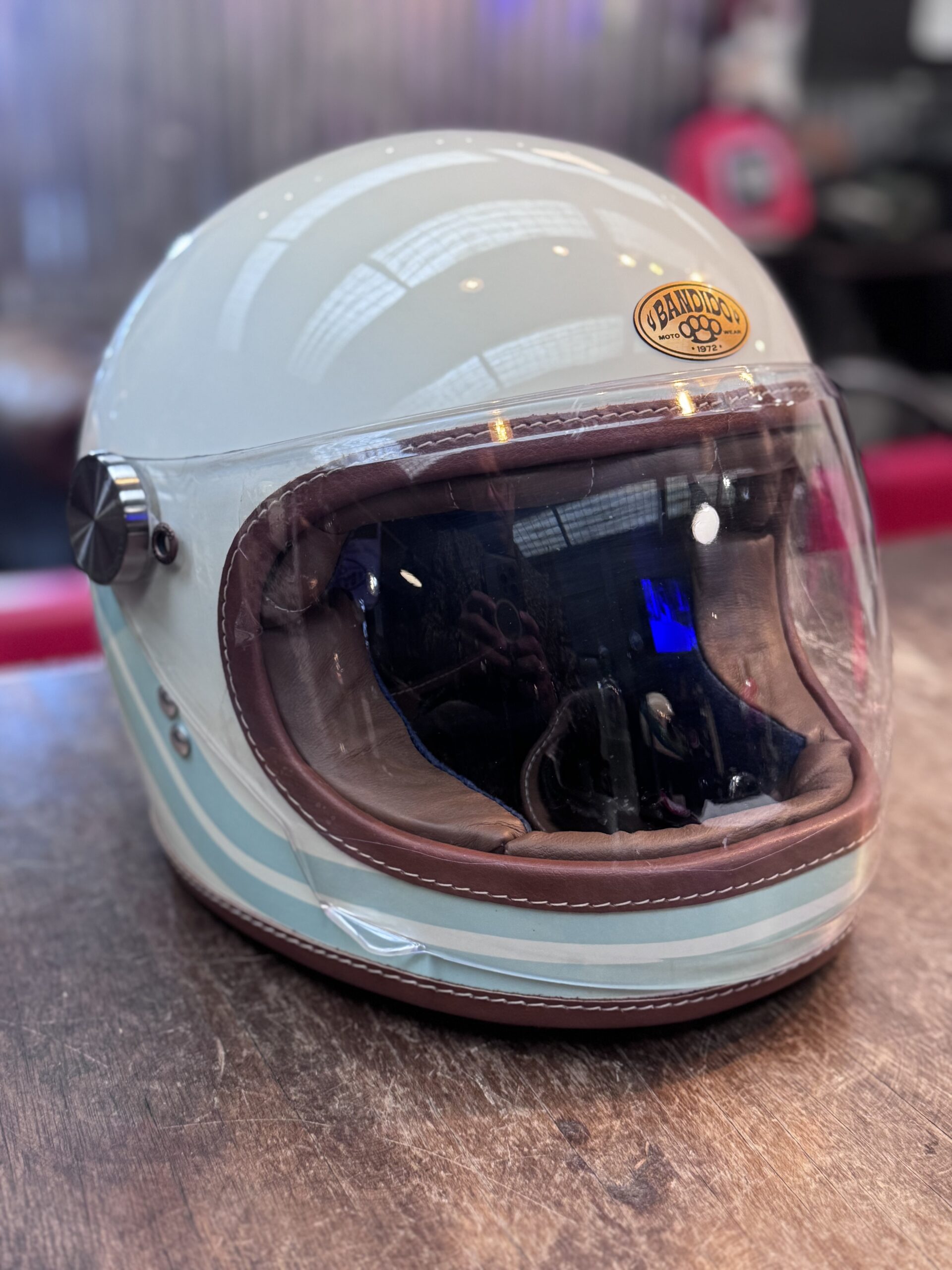 Casco Bárbaro Crema líneas curvas + Visor plano abatible - Image 3