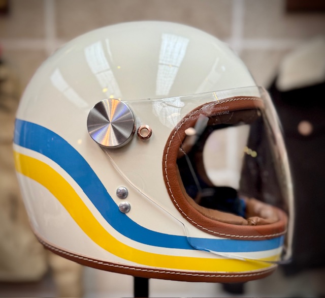 Casco Bárbaro Crema líneas Roma + Visor plano abatible