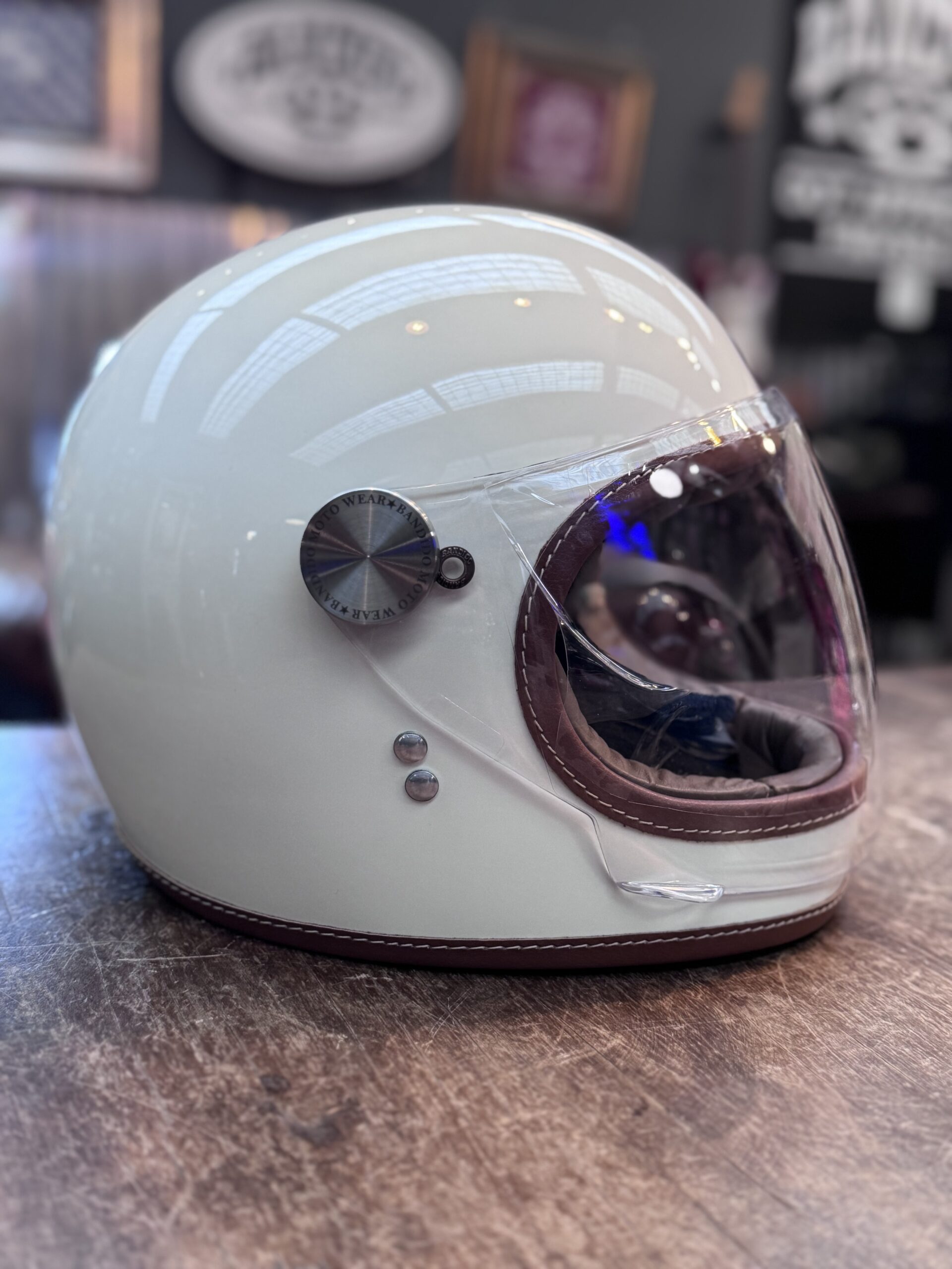 Casco Bárbaro crema + visor abatible plano - Image 5