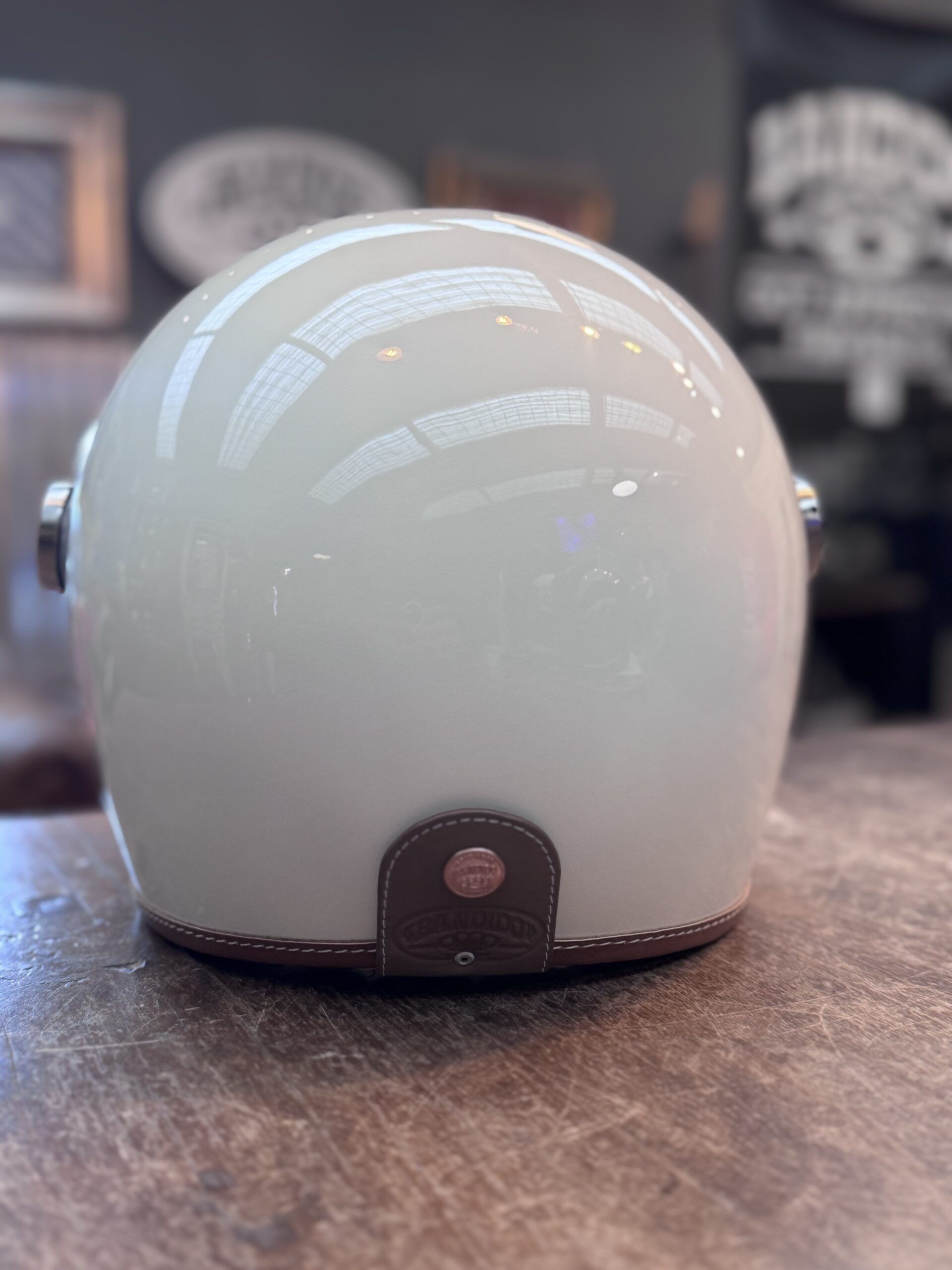 Casco Bárbaro crema + visor abatible plano - Image 3