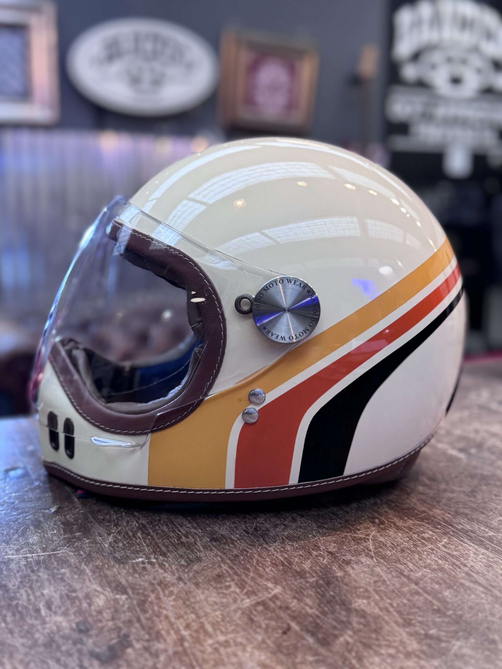 Casco Coyote - líneas 70s + visor plano abatible